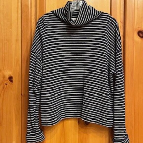 Vineyard Vines Turtleneck Sweatshirt--Navy and White Stripes--Size Small - Picture 1 of 4